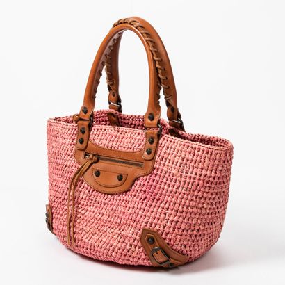 BALENCIAGA BALENCIAGA - Sac cabas en raffia tressé rose – Poignées et empiècement...