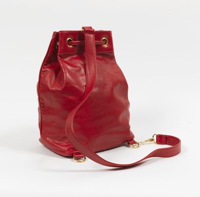 CHANEL CHANEL - Shoulder bag in red lambskin - One inside accessory pocket - Sliding...