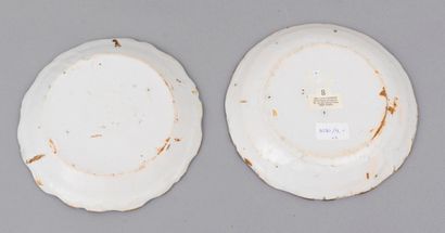 CERAMIQUE 
Nevers

Two earthenware plates with contoured edges with polychrome decoration...