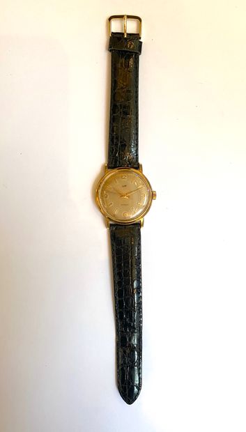 Lip Lip, vers 1950 - Une montre vintage en plaqué or et fond acier vissé, cadran...