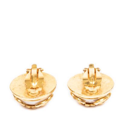 CHANEL CHANEL - Pair of ear clips in gold-plated metal, each clip adorned in its...
