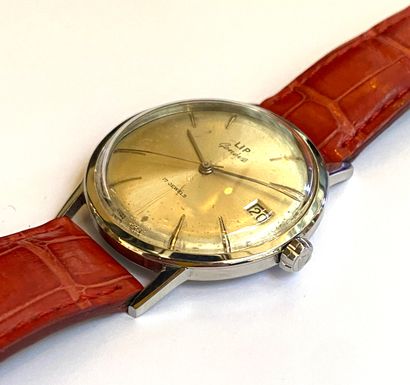 Lip Lip Genève, vers 1960 - Une montre vintage en acier, cadran argent rayonnant,...