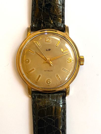 Lip Lip, vers 1950 - Une montre vintage en plaqué or et fond acier vissé, cadran...