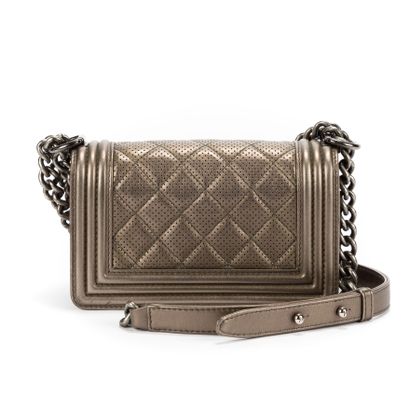 CHANEL CHANEL Paris boy bag in perforated silver lambskin - Inside in lambskin and...