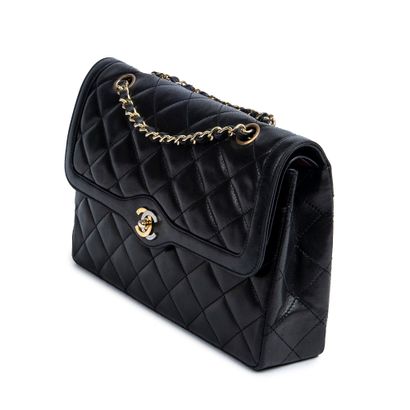 CHANEL CHANEL Paris double flap bag in black quilted lambskin - Inside in red lambskin...