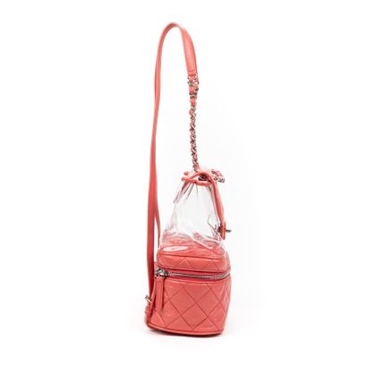 CHANEL CHANELParis Petit sac à dos en cuir vieilli matelassé rose et plastique transparent...