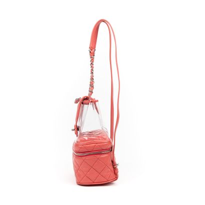 CHANEL CHANELParis Petit sac à dos en cuir vieilli matelassé rose et plastique transparent...