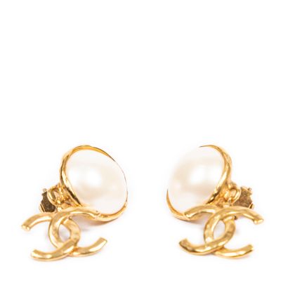 CHANEL CHANEL - Pair of ear clips in gold-plated metal, each clip adorned with a...