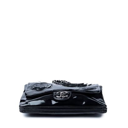 CHANEL CHANEL Paris sac à rabat en cuir vernis noir – Rabat comportant une découpe...