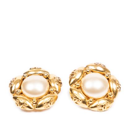 CHANEL CHANEL - Pair of ear clips in gold-plated metal, each clip adorned with a...