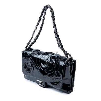 CHANEL CHANEL Paris sac à rabat en cuir vernis noir – Rabat comportant une découpe...