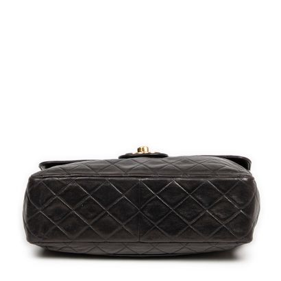 CHANEL CHANEL Paris classic bag with flap model Jumbo in black quilted lambskin -...