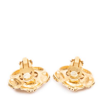 CHANEL CHANEL - Pair of ear clips in gold-plated metal, each clip adorned with a...