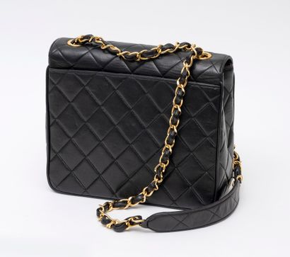 CHANEL CHANEL Paris double flap bag in black quilted lambskin - Inside in red lambskin...