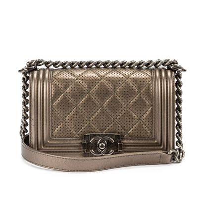 CHANEL CHANEL Paris boy bag in perforated silver lambskin - Inside in lambskin and...