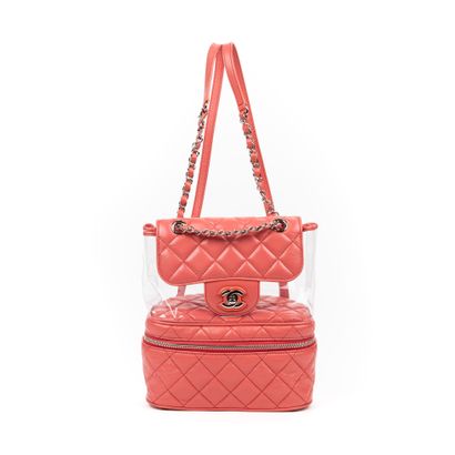 CHANEL CHANELParis Petit sac à dos en cuir vieilli matelassé rose et plastique transparent...