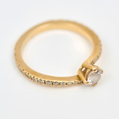 BAGUE Bague solitaire en or jaune sertie d'un diamant central pesant environ 0,30...
