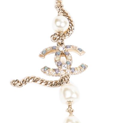CHANEL CHANEL - Circa 1980, long necklace made of gilded metal chain interspersed...