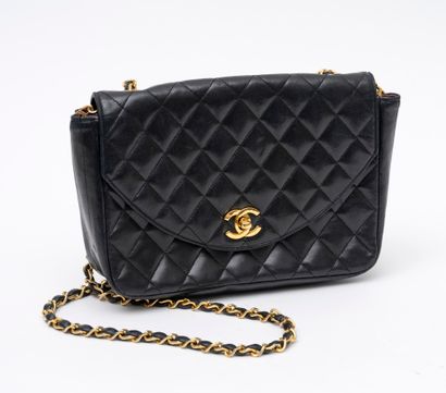 CHANEL Chanel Paris bag with flap in black quilted lambskin - Inside in red lambskin...