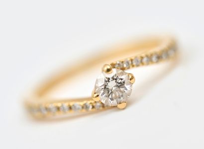 BAGUE Bague solitaire en or jaune sertie d'un diamant central pesant environ 0,30...