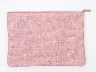 CHANEL CHANEL Paris pink textile clutch - White fabric inside - Zipper closure -...
