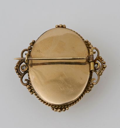 Broche Brooch in yellow gold 18 carats (750/000) of oval form decorated in its center...