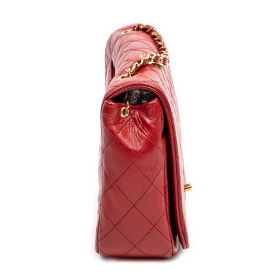 Chanel CHANELParis sac à rabat en agneau rouge – Intérieur en agneau rouge – Bijouterie...