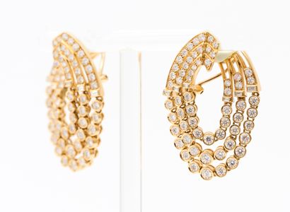 Boucles d'oreilles Importante paire de boucles d'oreilles en or jaune 18 carats (750/000),...