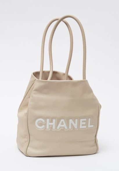 Chanel CHANEL Paris small shopping bag in beige and white lambskin - Inside in beige...