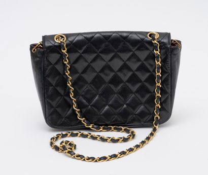 Chanel Chanel Paris sac à rabat en agneau matelassé noir – Intérieur en agneau rouge...