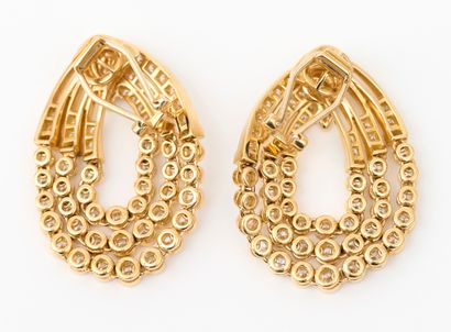 Boucles d'oreilles Importante paire de boucles d'oreilles en or jaune 18 carats (750/000),...