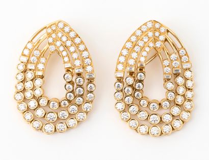 Boucles d'oreilles Importante paire de boucles d'oreilles en or jaune 18 carats (750/000),...