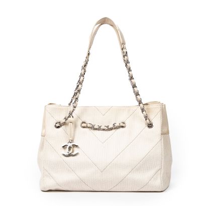 Chanel CHANEL - Paris tote bag in cream grosgrain fabric - Top of the gussets and...