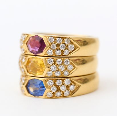 Bagues Set of three rings in 18K yellow gold (750/000), composed of a slightly falling...
