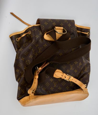 Louis Vuitton LOUIS VUITTON - sac à dos Montsouris en toile monogramme et cuir naturel...