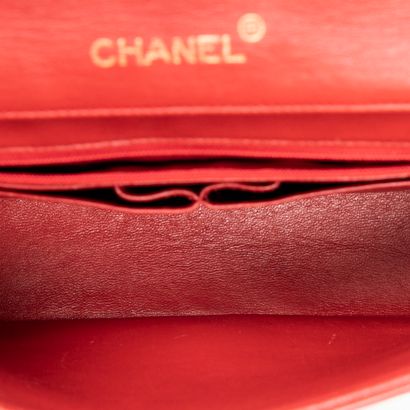 Chanel CHANELParis sac à rabat en agneau rouge – Intérieur en agneau rouge – Bijouterie...