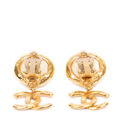 Chanel CHANEL - Paire de clips d’oreilles en métal doré, chaque clip orné en son...