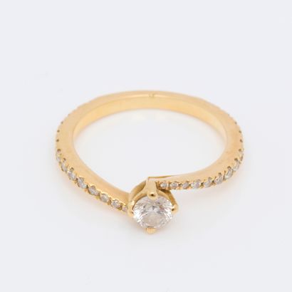 Bague Bague solitaire en or jaune 18 carats (750/000) ornée en son centre d'un diamant...