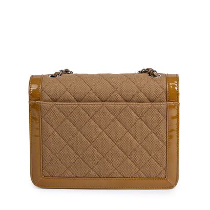 Chanel CHANELParis sac à rabat porté épaule en cuir vernis et tissu caramel – Intérieur...