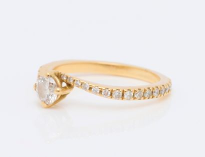 Bague Bague solitaire en or jaune 18 carats (750/000) ornée en son centre d'un diamant...