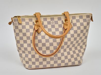 Louis Vuitton LOUIS VUITTON sac à main Saleya de type shopping en toile damier azur...