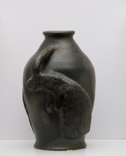 BAYA (1931-1998) BAYA (1931-1998) Vase en terre cuite peinte à décors de poisson...