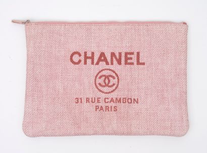 CHANEL CHANEL Paris pochette en textile rose – Intérieur en tissu blanc – Fermeture...