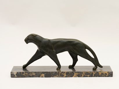 Michel DECOUX Michel DECOUX (1837-1924) - Walking panther - Bronze signed -23 x 51...