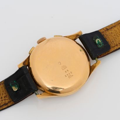 CHRONOGRAPHE Chronographe Suisse en or, vers 1950.
Une montre chronographe ronde...