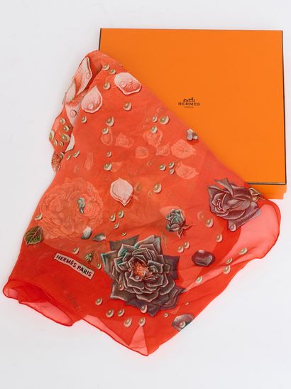 null HERMES Paris - Carré en mousseline de soie La Rosée, fond orange - 90 x 90 cm...