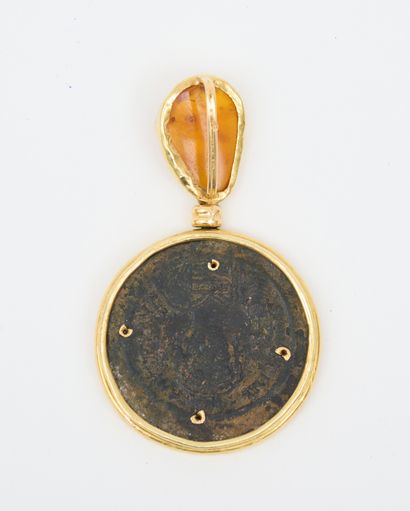null NADA LE CAVELIER
Pendant in 750-thousandths gold, holding a Byzantine-period...