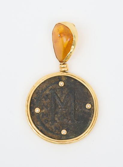 Pendentif NADA LE CAVELIER
Pendant in 750-thousandths gold, holding a Byzantine-period...