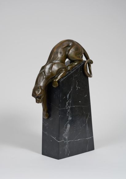 Michel DECOUX Michel DECOUX (1837-1924) - Panthère sur un rocher - Bronze with brown...