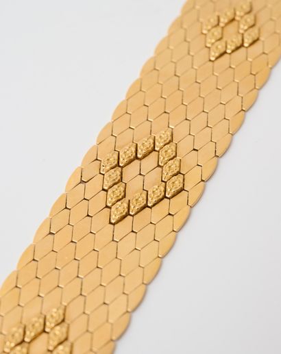 Bracelet or Bracelet manchette articulé en or jaune 18 carats (750/000) composé d'une...